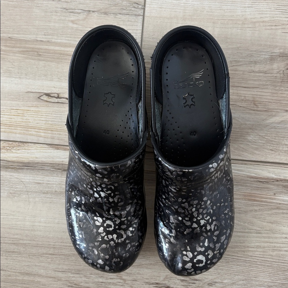 Dansko women’s clogs size 40 animal print black shiny - Picture 5 of 6